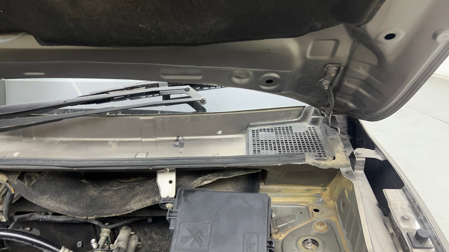 Used 2018 Renault Kwid 1.0 RXT AMT Opt Petrol Automatic engine ENGINE LEFT SIDE HINGE & APRON VIEW