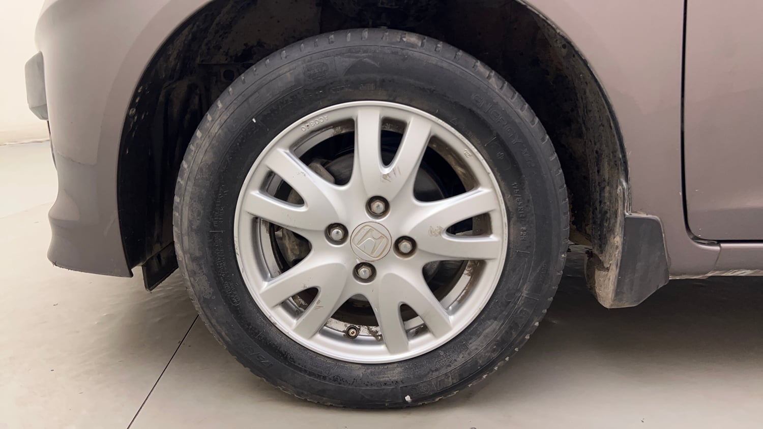 Used 2015 Honda Brio VX AT Petrol Automatic tyres LEFT FRONT TYRE RIM VIEW