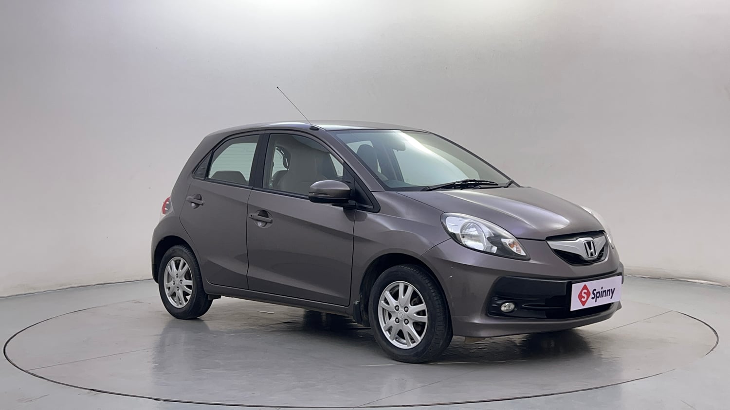 Used 2015 Honda Brio VX AT Petrol Automatic exterior RIGHT FRONT CORNER VIEW