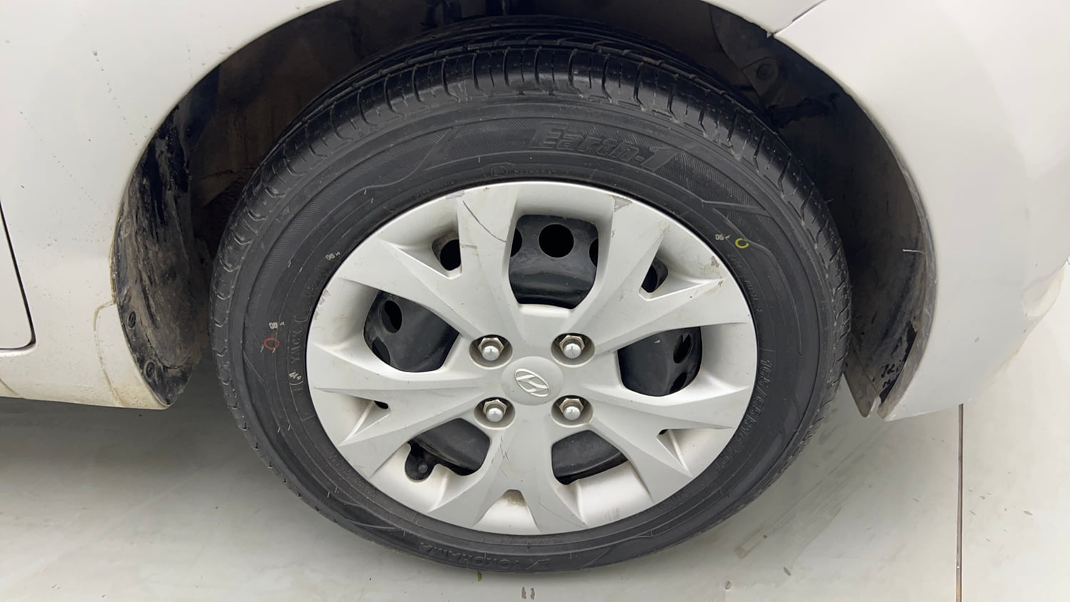 Used 2016 Hyundai Grand i10 Sportz 1.2 Kappa VTVT Petrol Manual tyres RIGHT FRONT TYRE RIM VIEW