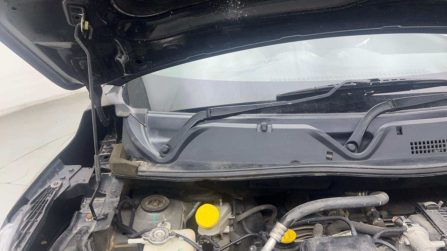 Used 2023 Nissan Magnite XL Petrol Manual engine ENGINE RIGHT SIDE HINGE & APRON VIEW