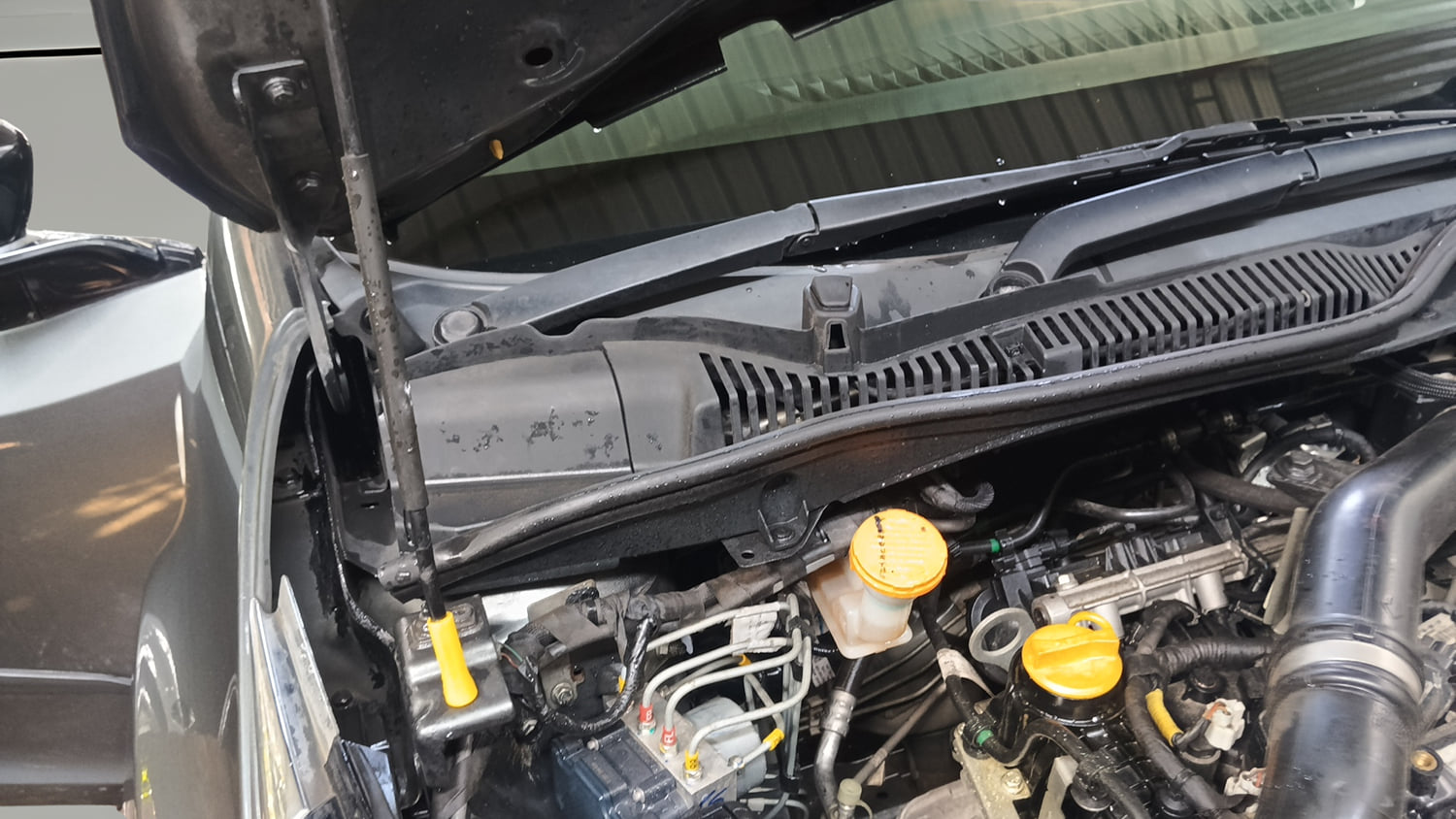Used 2022 Tata Altroz XZ Plus i-Turbo Petrol Petrol Manual engine ENGINE RIGHT SIDE HINGE & APRON VIEW