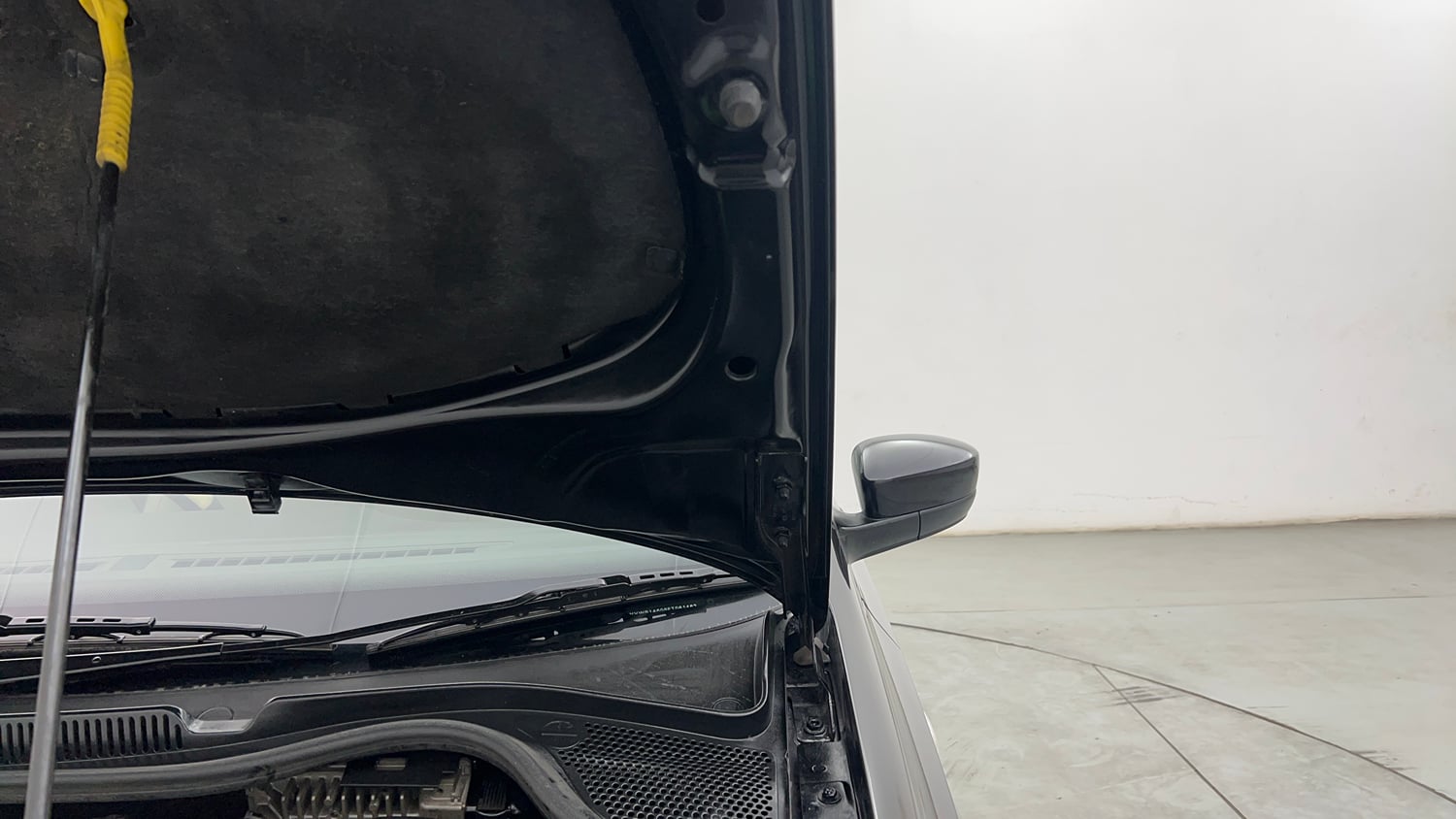 Used 2014 Volkswagen Vento Highline Diesel Diesel Manual engine ENGINE LEFT SIDE HINGE & APRON VIEW