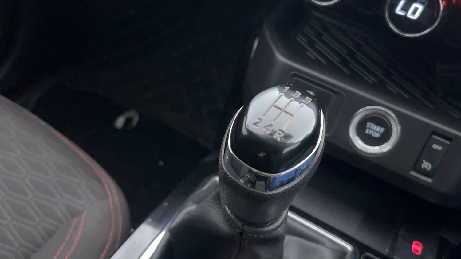 Used 2022 Renault Kiger RXZ Turbo MT Dual Tone Petrol Manual interior GEAR  KNOB VIEW