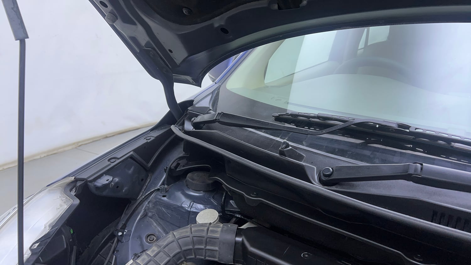 Used 2022 Maruti Suzuki New Ertiga VXi AT Petrol Automatic engine ENGINE RIGHT SIDE HINGE & APRON VIEW