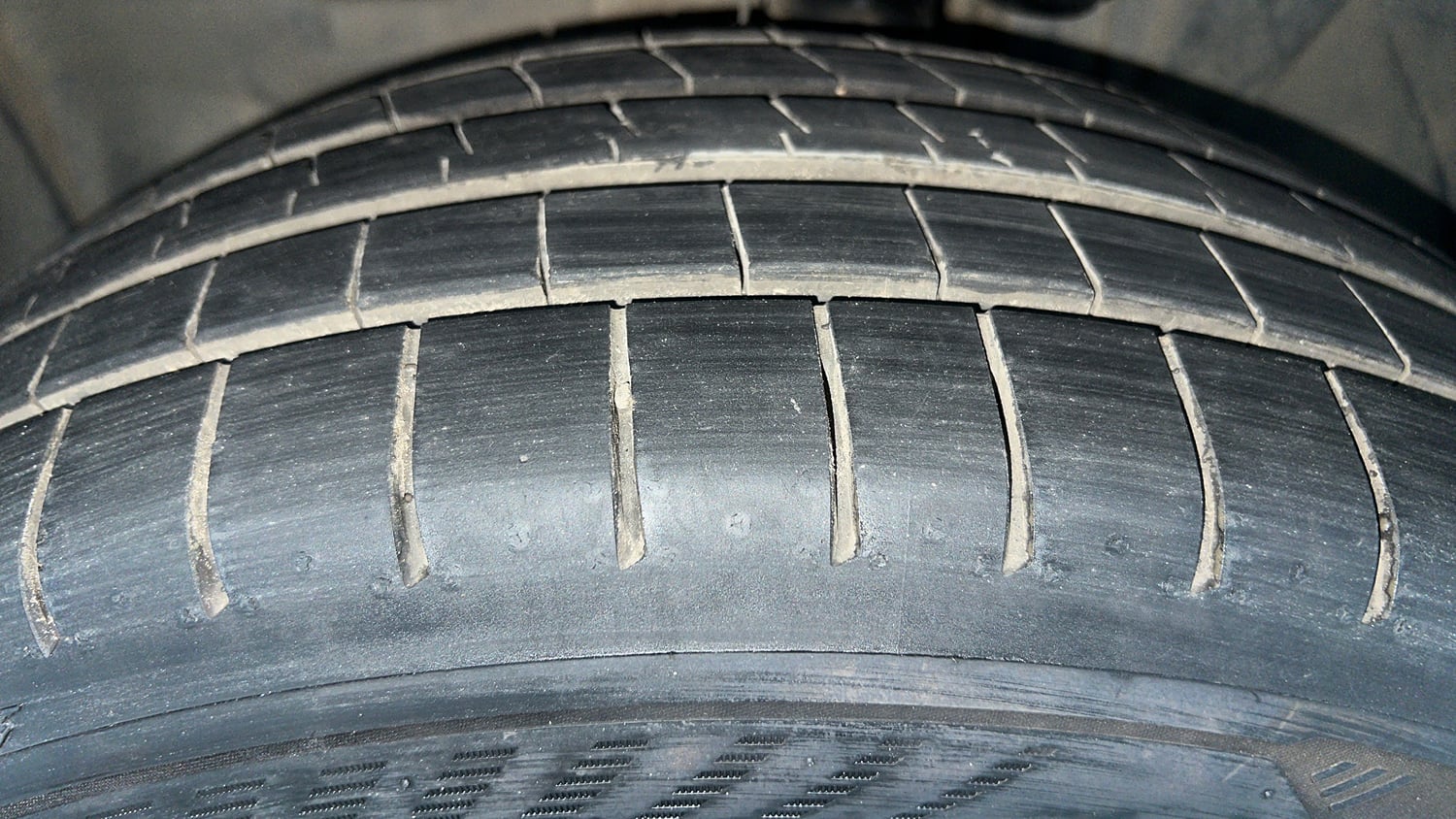 Used 2022 Jeep Compass Limited (O) 1.4 Petrol DCT Petrol Automatic tyres LEFT FRONT TYRE TREAD VIEW