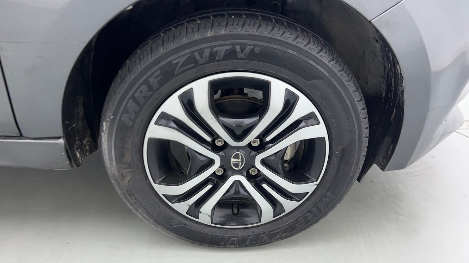 Used 2023 Tata Tiago XTA Petrol Automatic tyres RIGHT FRONT TYRE RIM VIEW