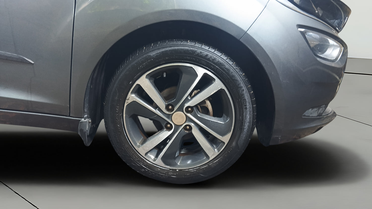 Used 2022 Tata Altroz XZ Plus i-Turbo Petrol Petrol Manual tyres RIGHT FRONT TYRE RIM VIEW