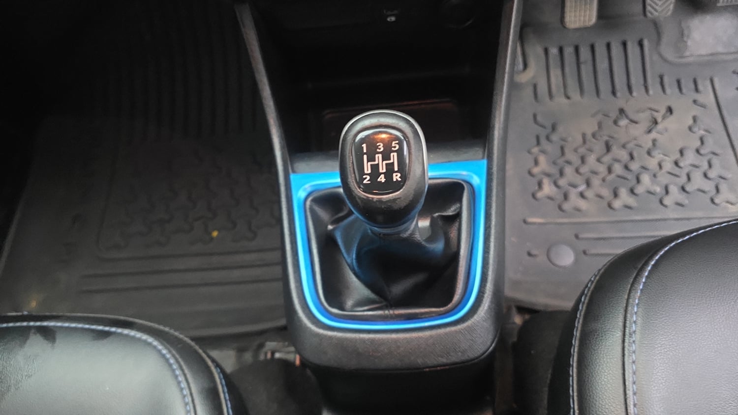 Used 2022 Tata Punch Creative Dual Tone Petrol Manual interior GEAR  KNOB VIEW