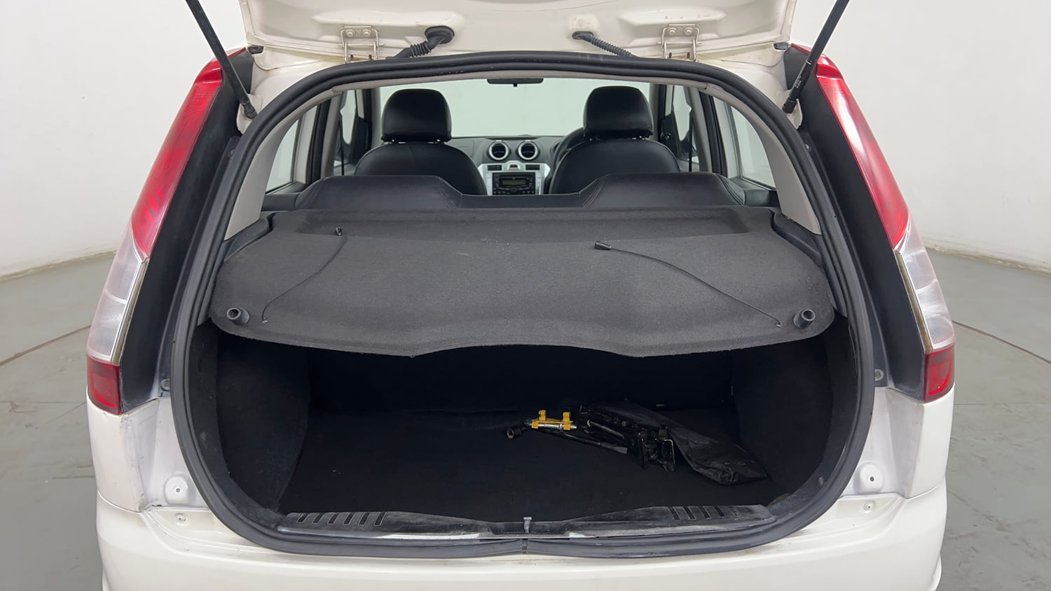 Used 2015 Ford Figo Duratec Petrol Titanium 1.2 Petrol Manual interior DICKY INSIDE VIEW