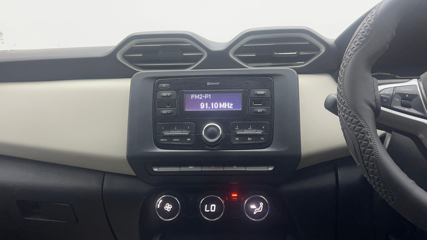 Used 2023 Nissan Magnite XL Petrol Manual interior MUSIC SYSTEM & AC CONTROL VIEW