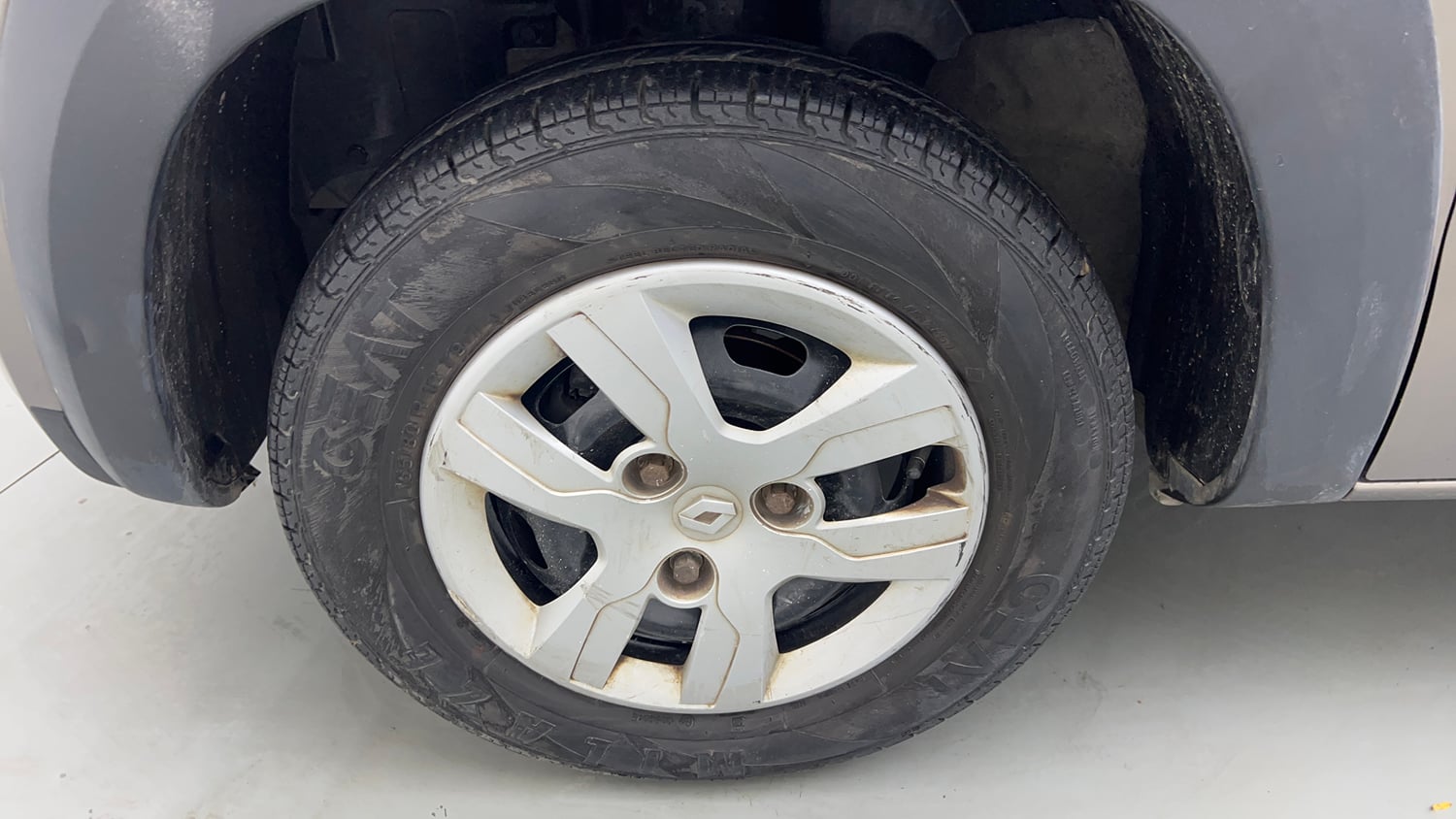 Used 2018 Renault Kwid 1.0 RXT AMT Opt Petrol Automatic tyres LEFT FRONT TYRE RIM VIEW