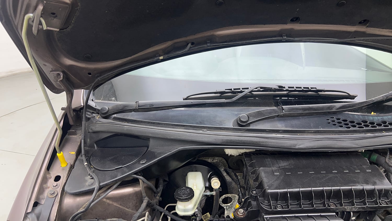 Used 2017 Tata Tiago Revotron XZ Petrol Manual engine ENGINE RIGHT SIDE HINGE & APRON VIEW