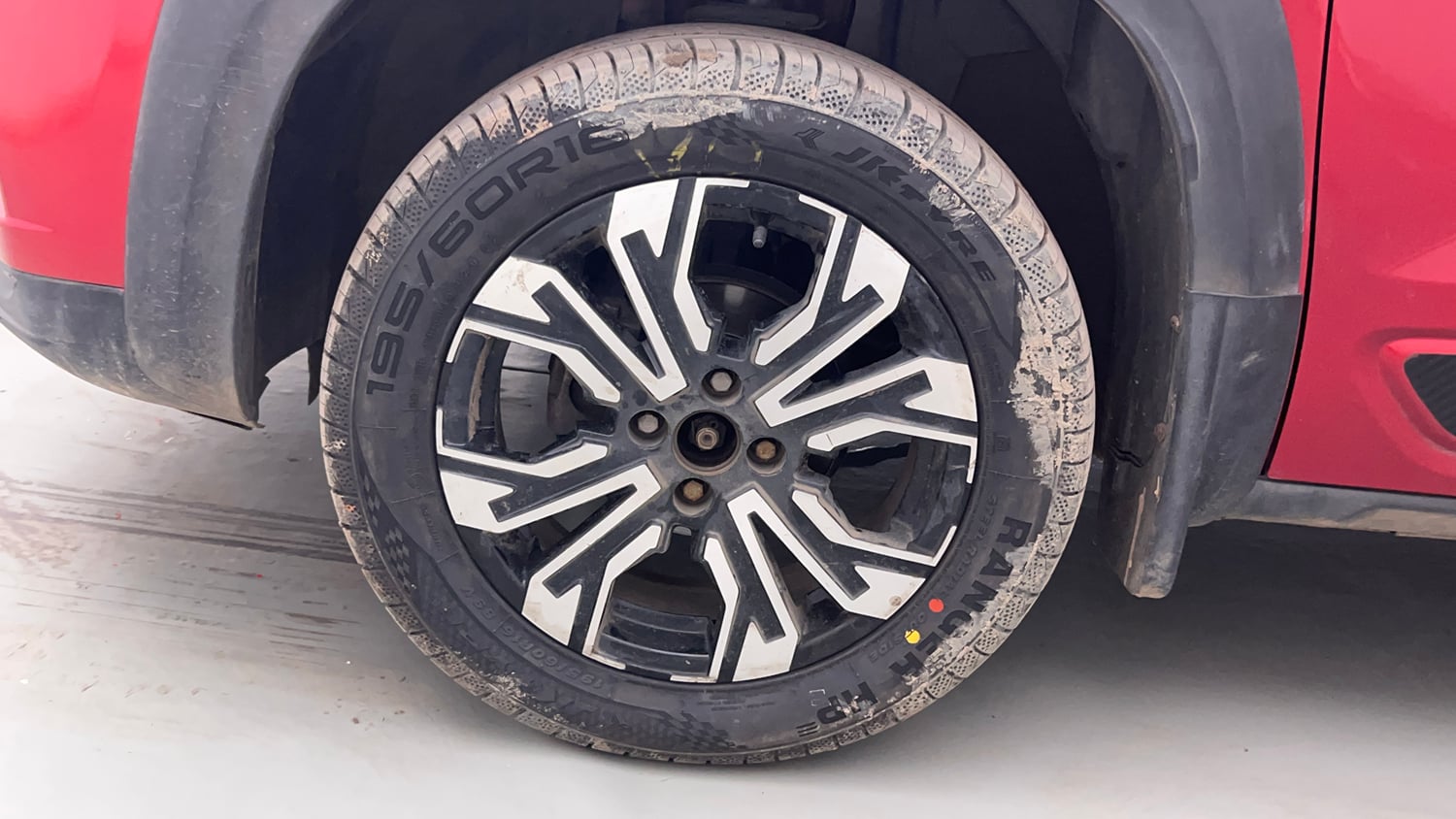Used 2022 Renault Kiger RXZ Turbo MT Dual Tone Petrol Manual tyres LEFT FRONT TYRE RIM VIEW