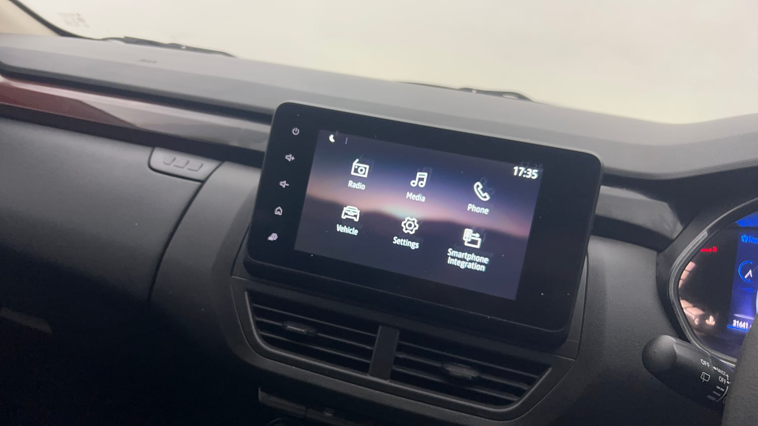 Used 2022 Renault Kiger RXZ Turbo MT Dual Tone Petrol Manual top_features Touch screen infotainment system