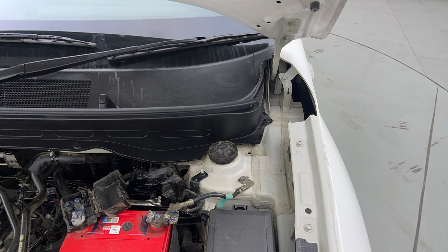 Used 2022 Hyundai Venue S 1.2 Petrol Petrol Manual engine ENGINE LEFT SIDE HINGE & APRON VIEW