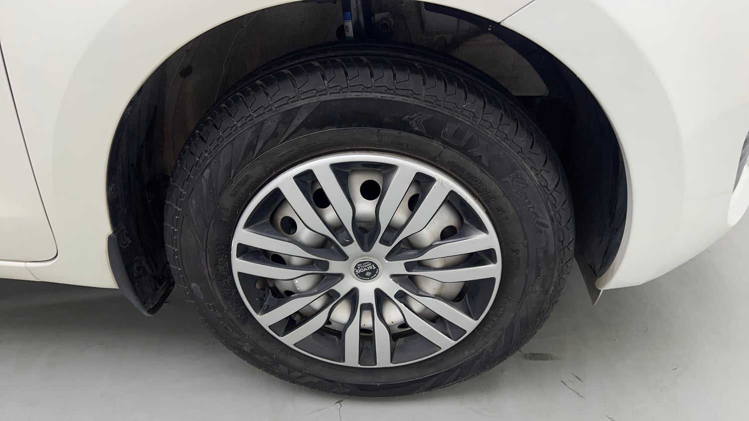 Used 2023 Maruti Suzuki Swift LXi Petrol Manual tyres RIGHT FRONT TYRE RIM VIEW