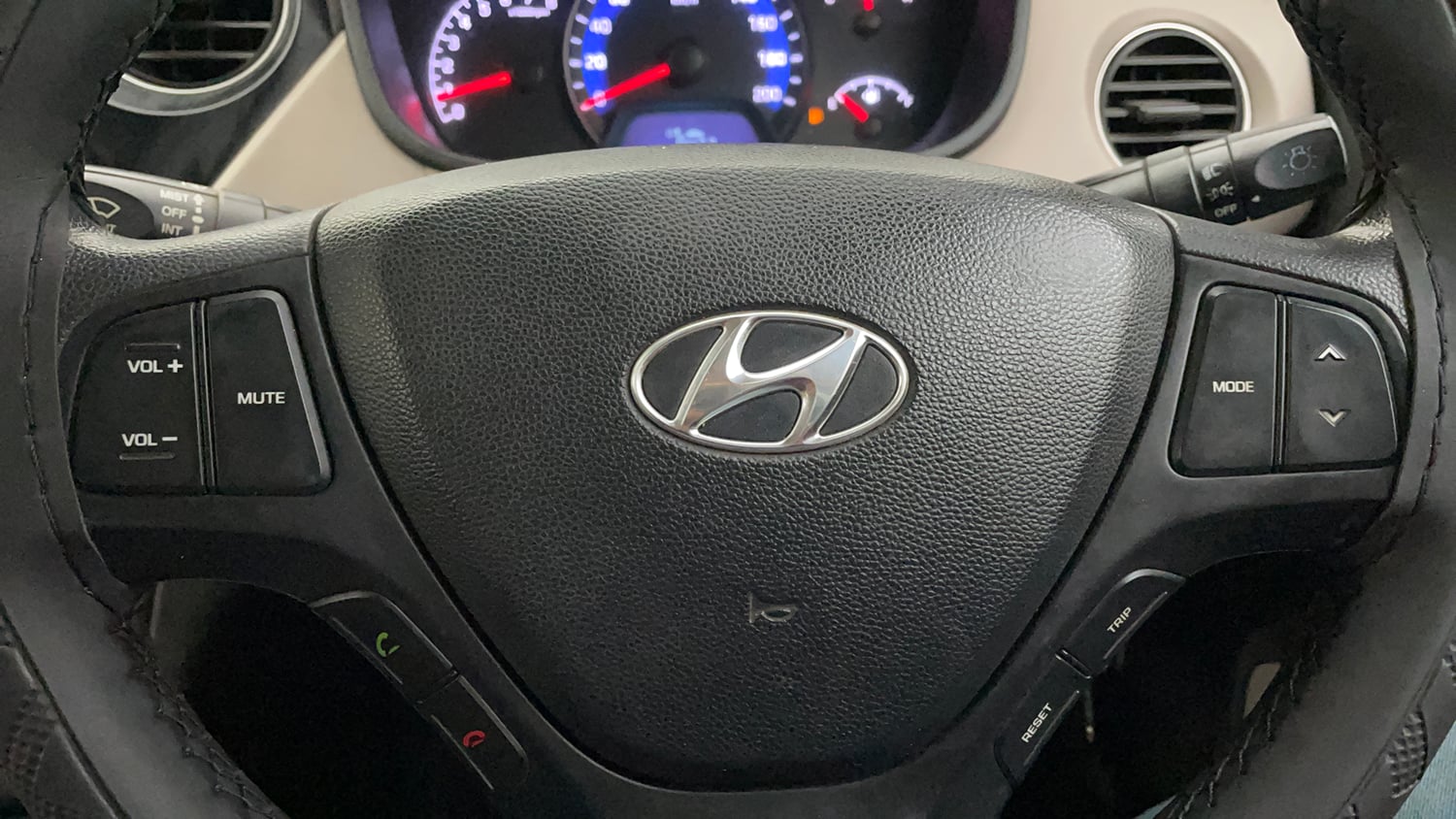 Used 2014 Hyundai Xcent S 1.2 (O) Petrol Manual top_features Steering mounted controls