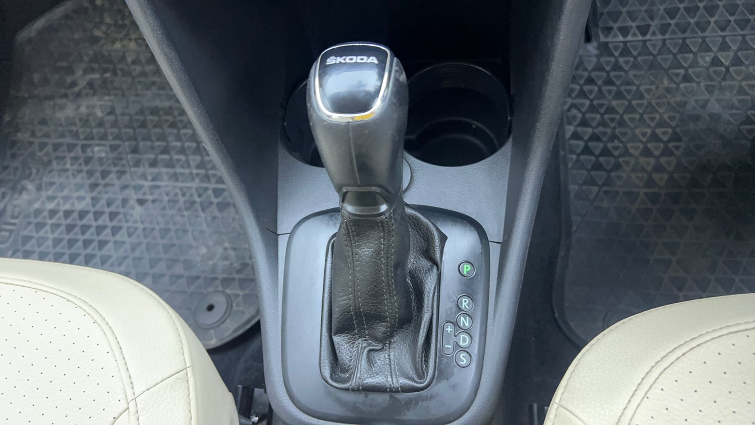 Used 2018 Skoda Rapid Style 1.6 MPI AT Petrol Automatic interior GEAR  KNOB VIEW