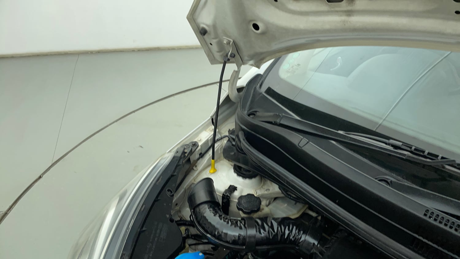 Used 2014 Hyundai Xcent S 1.2 (O) Petrol Manual engine ENGINE RIGHT SIDE HINGE & APRON VIEW