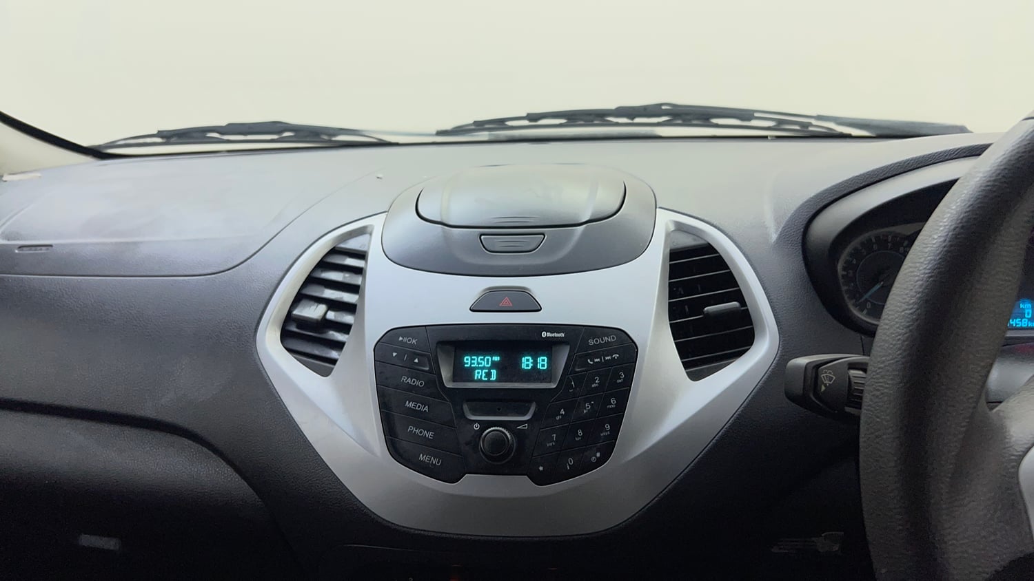 Used 2016 Ford Figo Trend 1.2 Ti-VCT Petrol Manual top_features Integrated (in-dash) music system