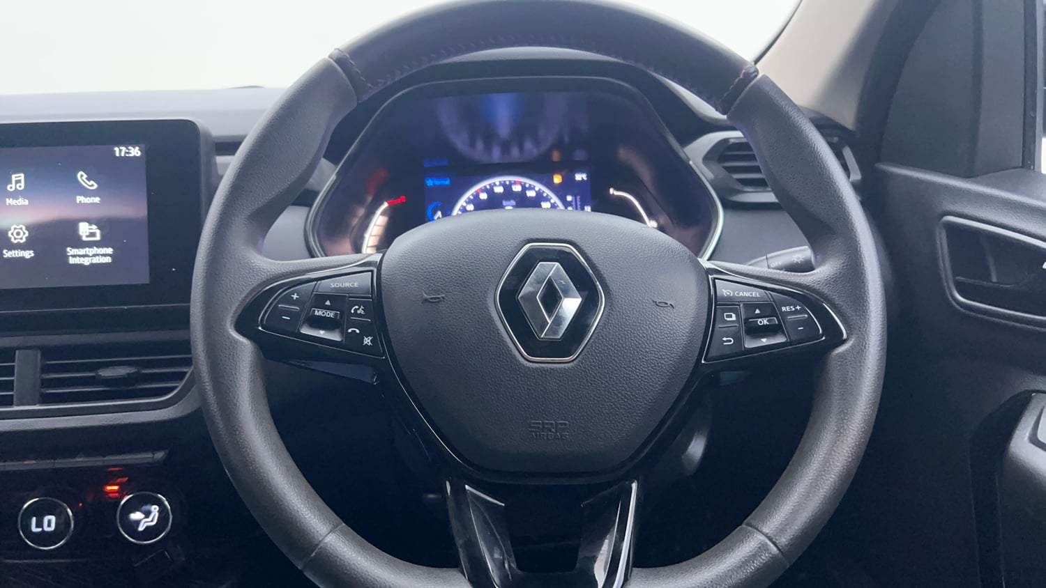 Used 2022 Renault Kiger RXZ Turbo MT Dual Tone Petrol Manual interior STEERING VIEW