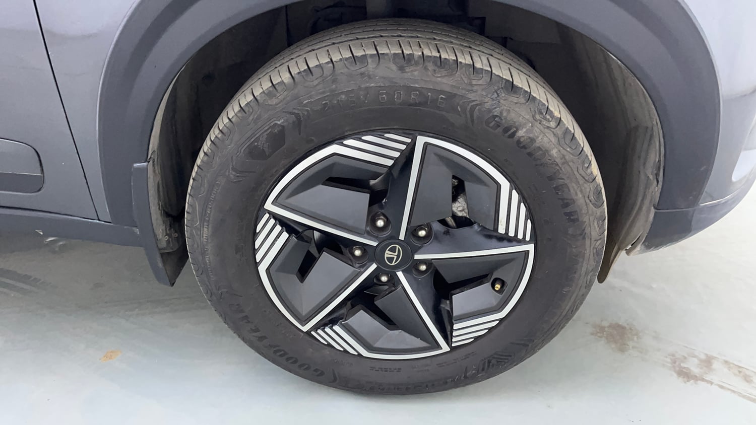 Used 2025 Tata Nexon Creative Plus 1.2 Revotron Petrol 7DCA DT Petrol Automatic tyres RIGHT FRONT TYRE RIM VIEW
