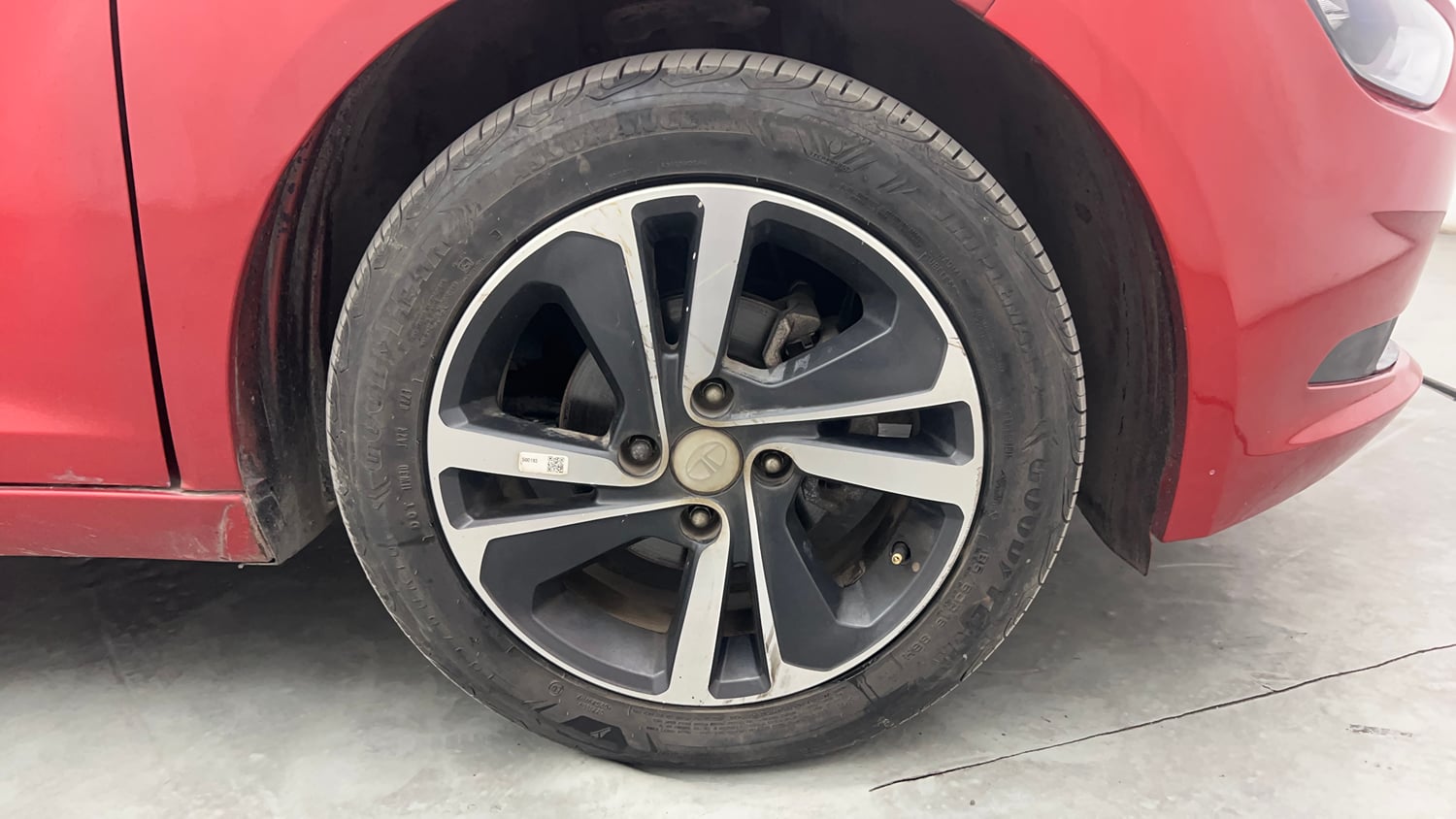 Used 2023 Tata Altroz XZ Diesel Diesel Manual tyres RIGHT FRONT TYRE RIM VIEW