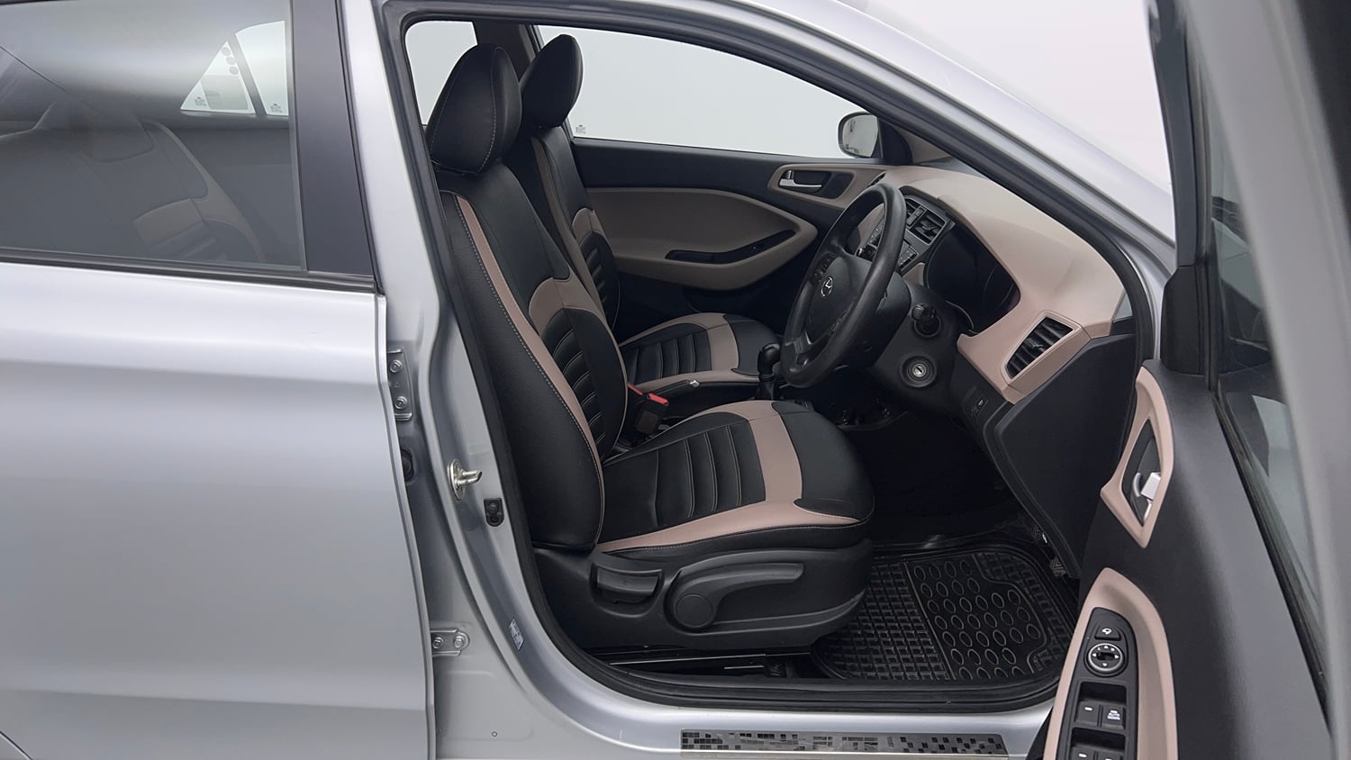 Used 2019 Hyundai Elite i20 Sportz Plus 1.2 Petrol Manual interior RIGHT SIDE FRONT DOOR CABIN VIEW