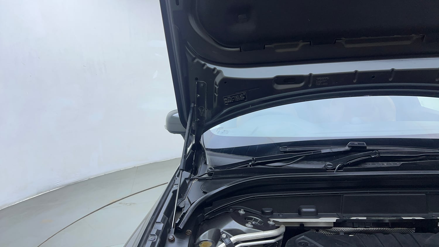 Used 2022 Volvo XC60 B5 Ultimate Petrol Automatic engine ENGINE RIGHT SIDE HINGE & APRON VIEW