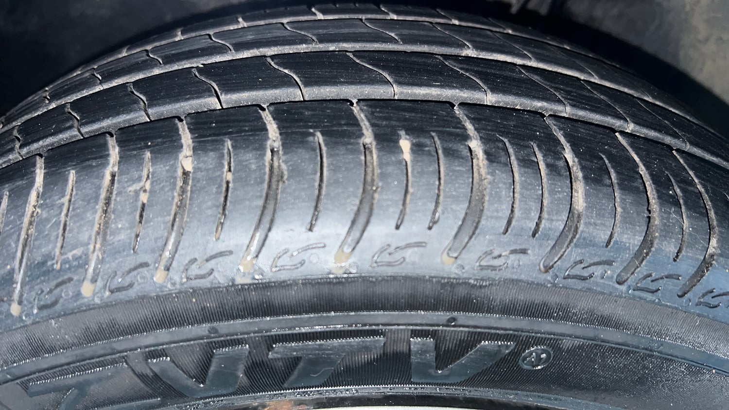 Used 2023 Tata Tiago XTA Petrol Automatic tyres RIGHT FRONT TYRE TREAD VIEW