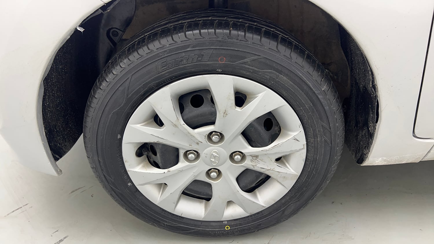 Used 2016 Hyundai Grand i10 Sportz 1.2 Kappa VTVT Petrol Manual tyres LEFT FRONT TYRE RIM VIEW