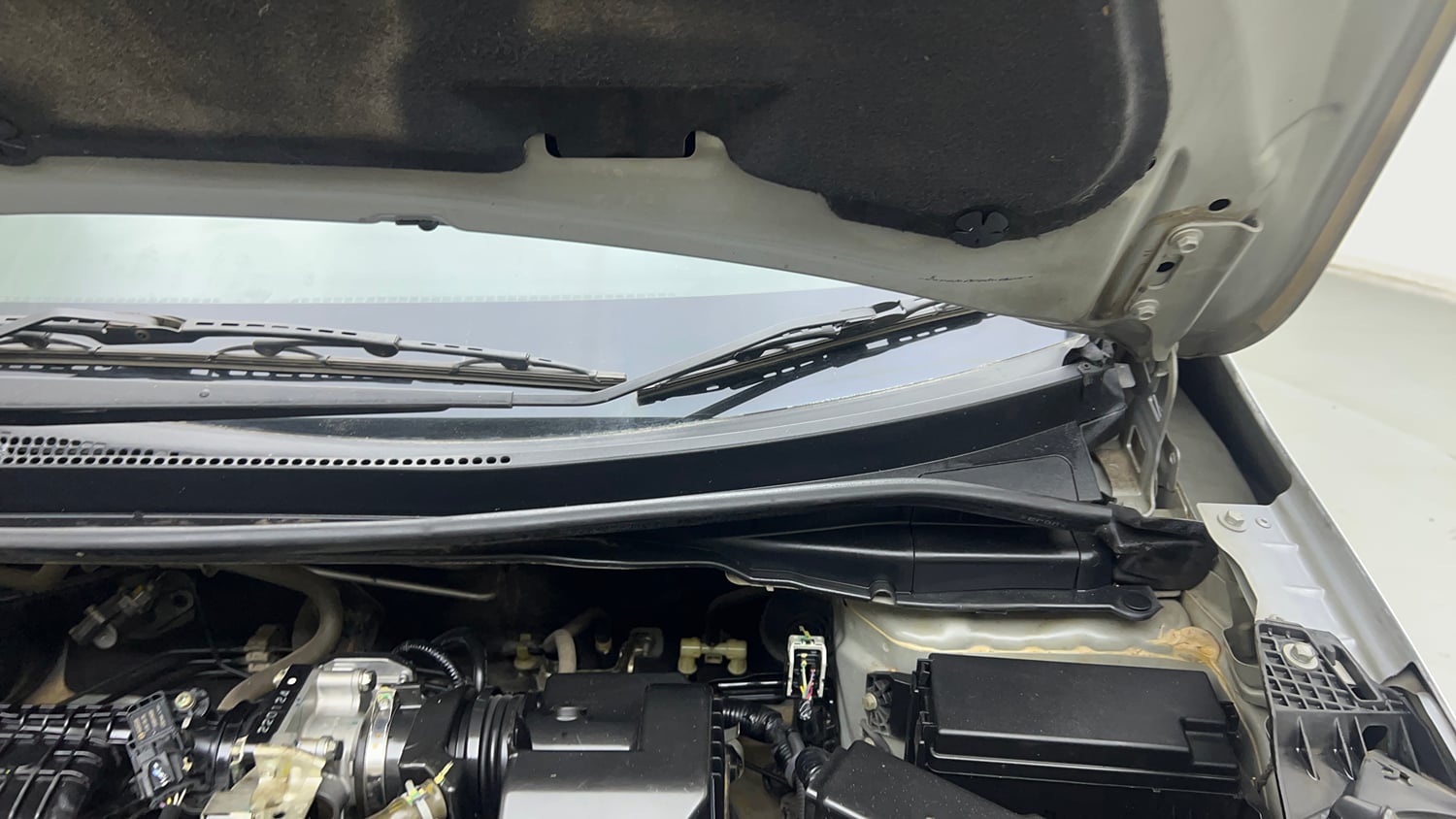 Used 2022 Honda WR-V VX MT Petrol Petrol Manual engine ENGINE LEFT SIDE HINGE & APRON VIEW