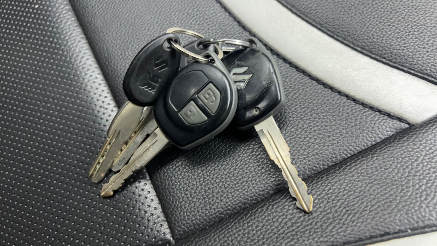 Used 2015 Maruti Suzuki Swift Lxi (O) Petrol Manual extra CAR KEY VIEW
