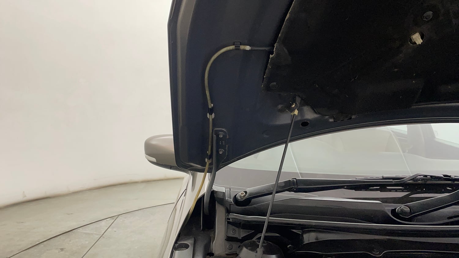 Used 2019 Maruti Suzuki Ciaz Alpha Hybrid 1.5 Petrol Manual engine ENGINE RIGHT SIDE HINGE & APRON VIEW