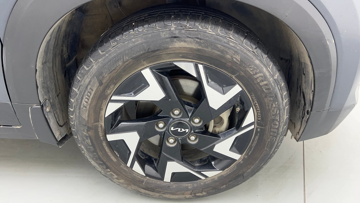 Used 2023 Kia Sonet X Line 1.0 DCT Petrol Automatic tyres RIGHT FRONT TYRE RIM VIEW