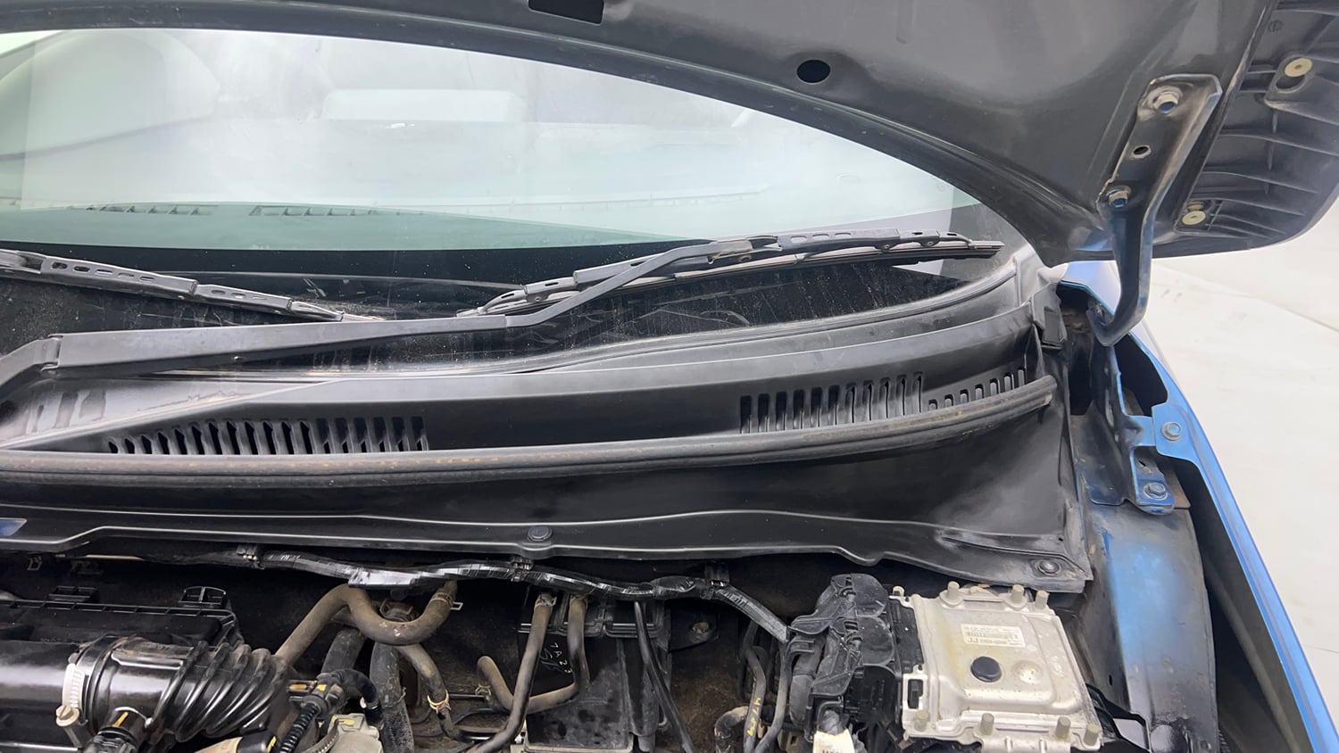 Used 2017 Maruti Suzuki Ignis  Zeta Dual Tone MT Petrol Petrol Manual engine ENGINE LEFT SIDE HINGE & APRON VIEW