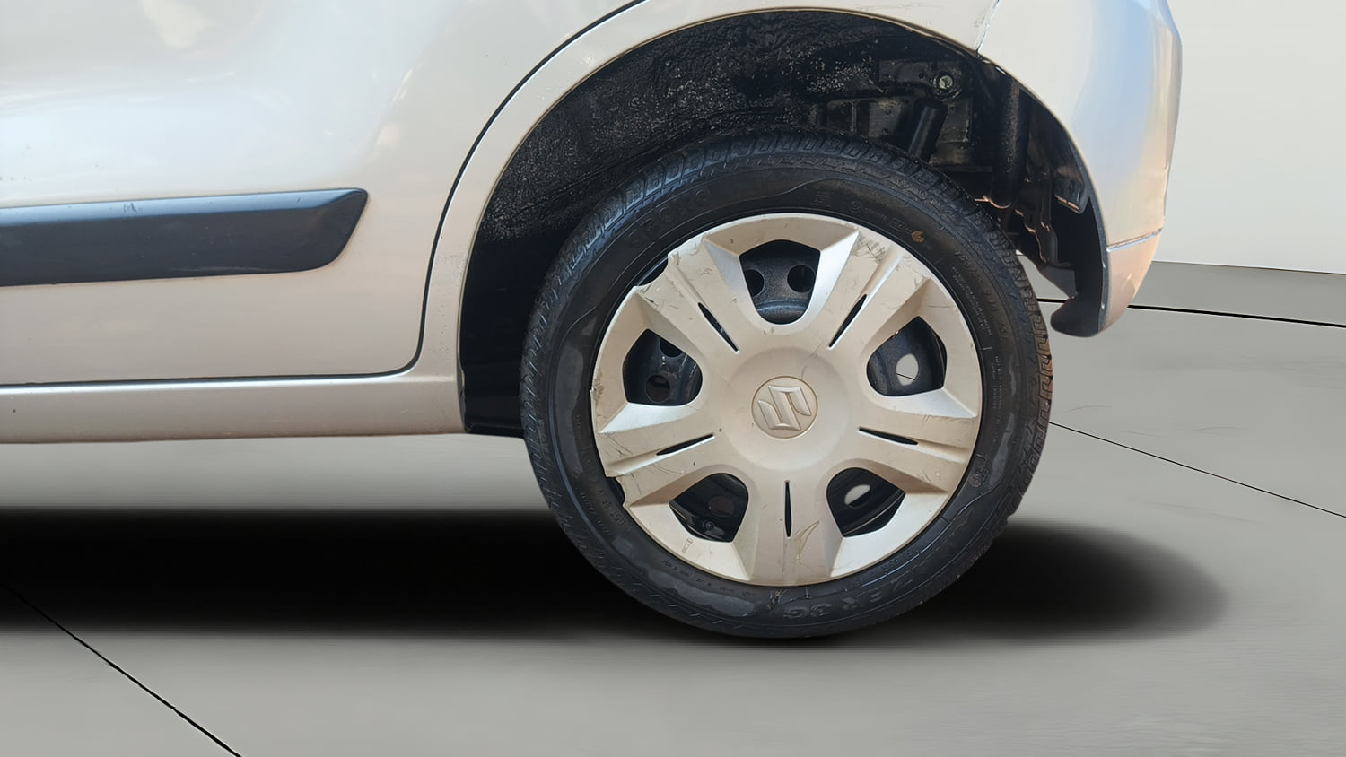 Used 2016 Maruti Suzuki Wagon R 1.0 VXI AMT Petrol Automatic tyres LEFT REAR TYRE RIM VIEW