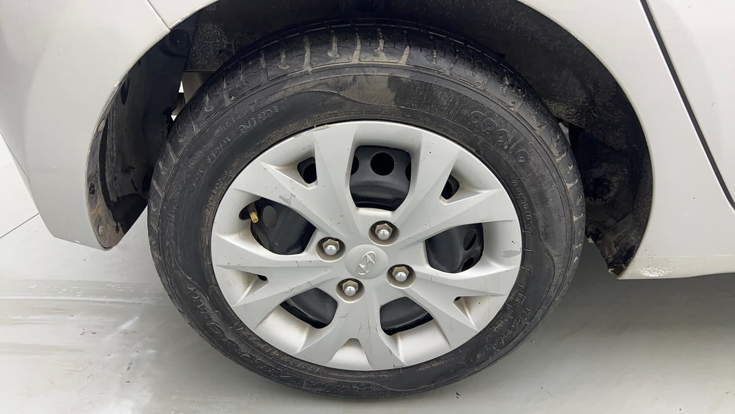 Used 2016 Hyundai Grand i10 Sportz 1.2 Kappa VTVT Petrol Manual tyres RIGHT REAR TYRE RIM VIEW