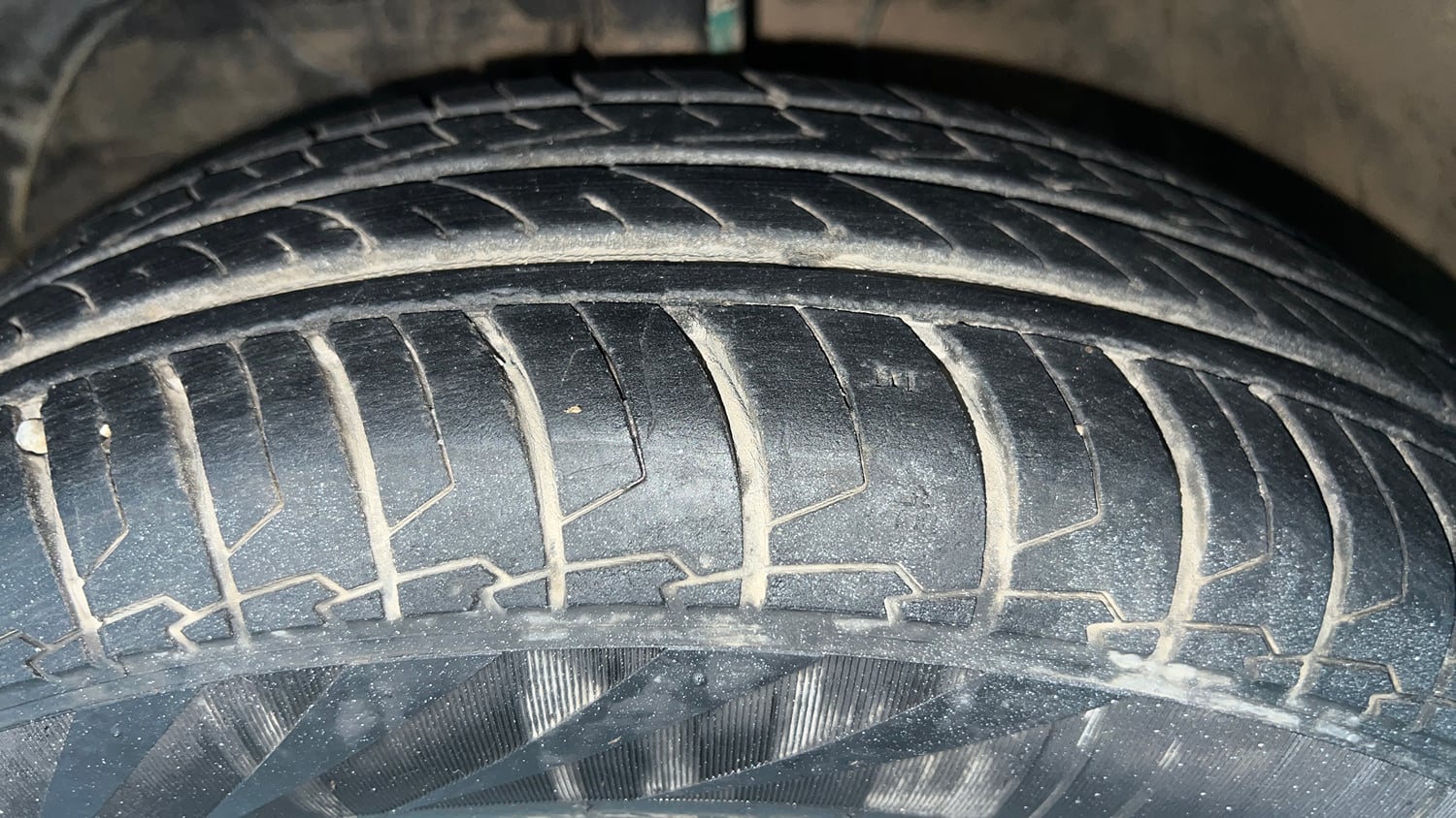Used 2021 Maruti Suzuki Swift VXi Petrol Manual tyres LEFT FRONT TYRE TREAD VIEW