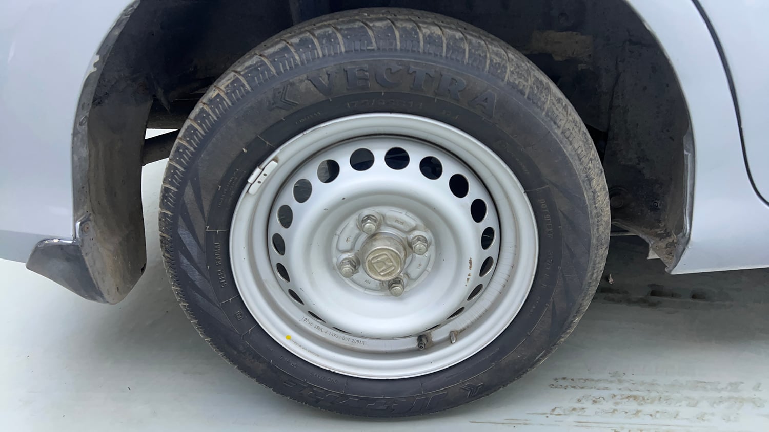 Used 2018 Honda Amaze 1.2 E MT Petrol Petrol Manual tyres RIGHT REAR TYRE RIM VIEW