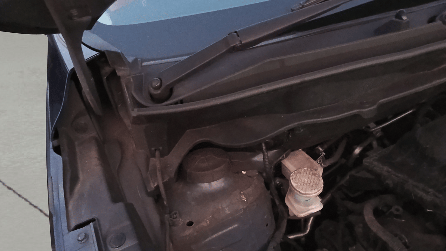 Used 2024 Maruti Suzuki XL6 Zeta MT Petrol Petrol Manual engine ENGINE RIGHT SIDE HINGE & APRON VIEW