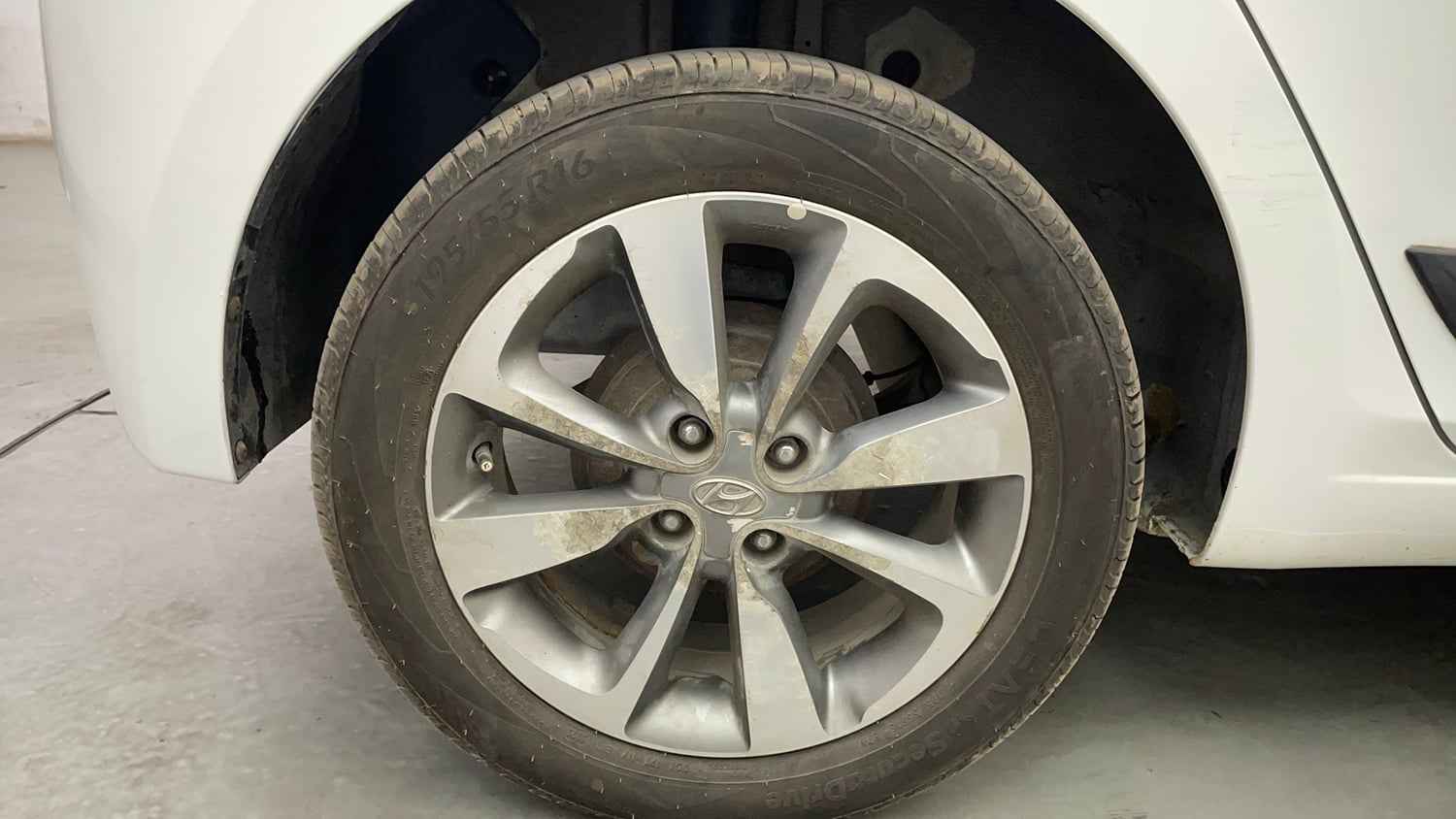 Used 2016 Hyundai Elite i20 Asta 1.2 (O) Petrol Manual tyres RIGHT REAR TYRE RIM VIEW
