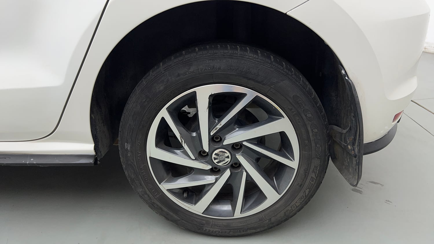Used 2022 Volkswagen Polo Comfortline 1.0L MPI Petrol Manual tyres LEFT REAR TYRE RIM VIEW