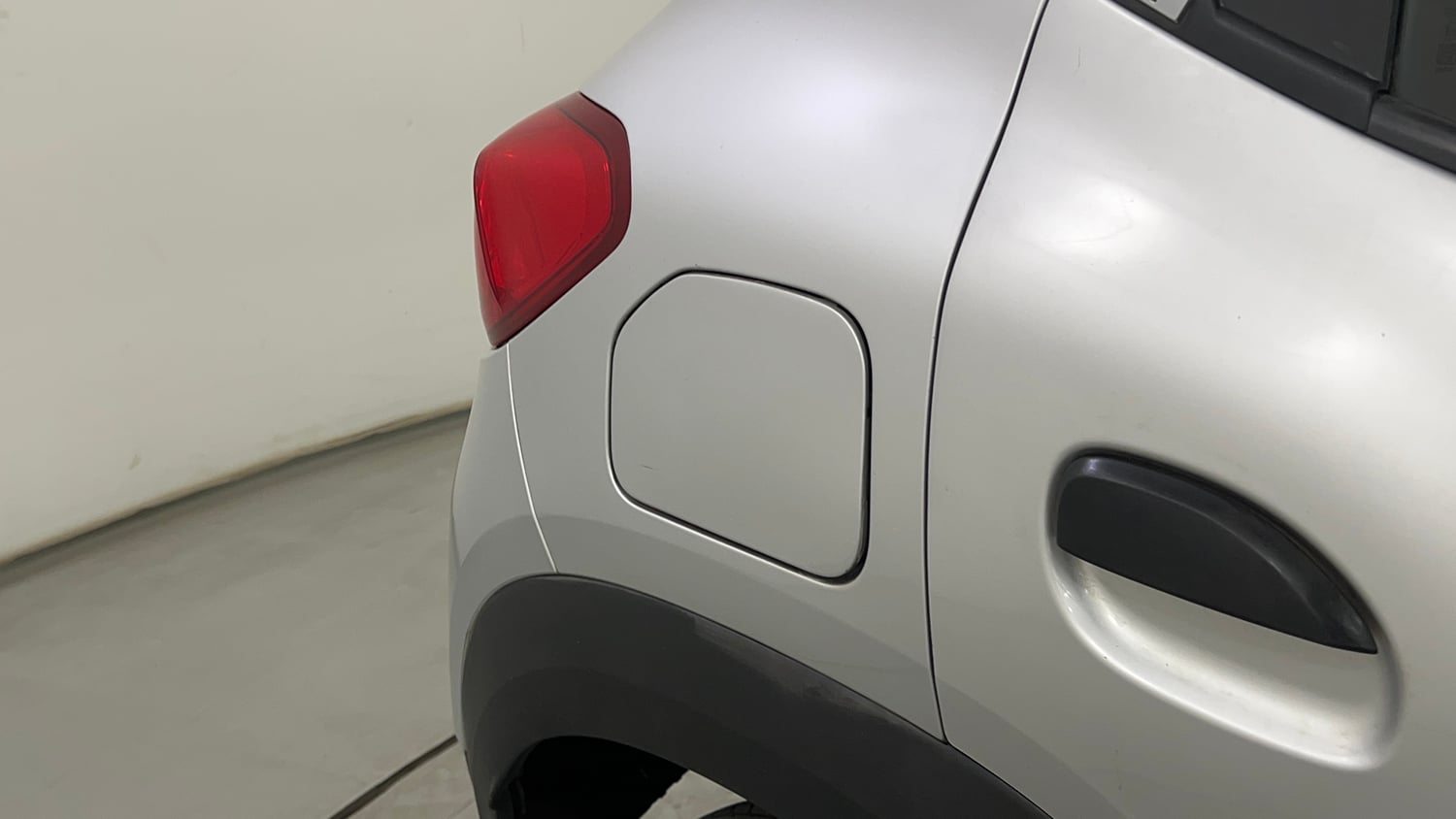 Used 2016 Renault Kwid RXT Petrol Manual dents MINOR SCRATCH