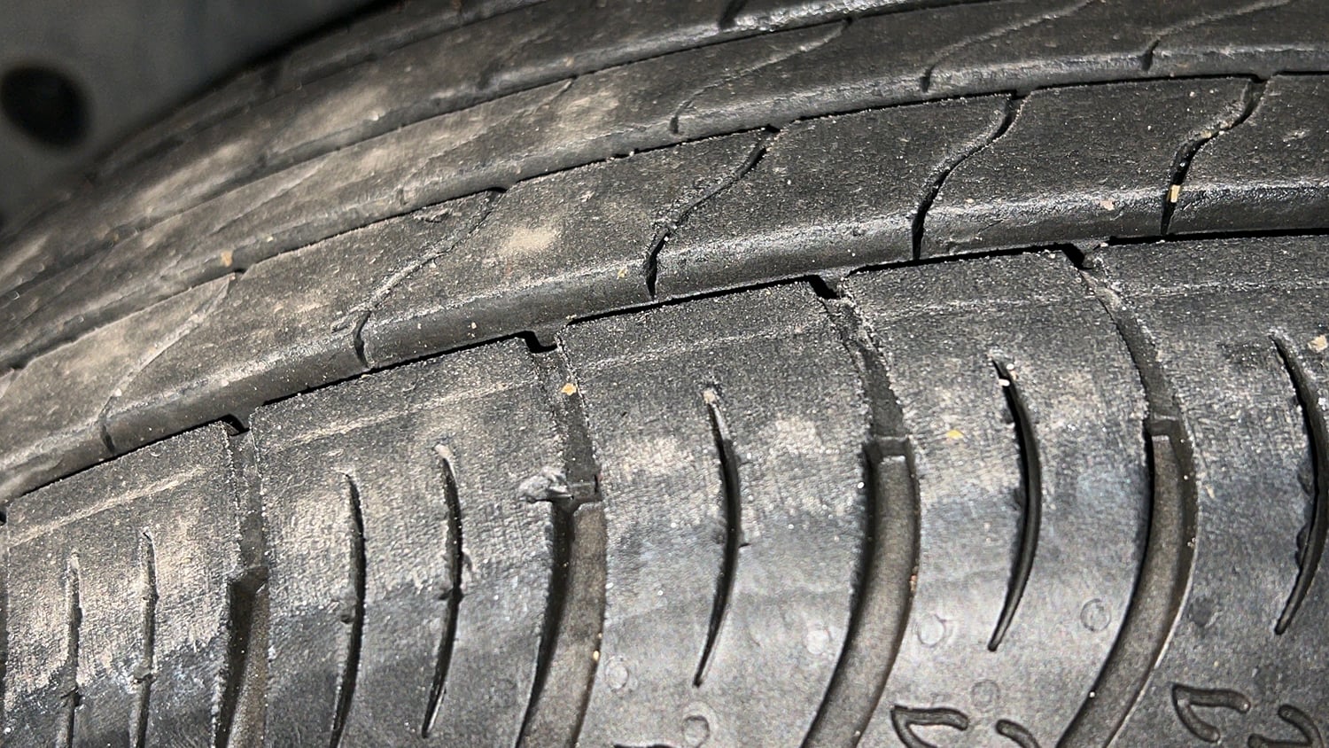 Used 2023 Renault Kiger RXZ Turbo CVT Petrol Automatic tyres LEFT FRONT TYRE TREAD VIEW