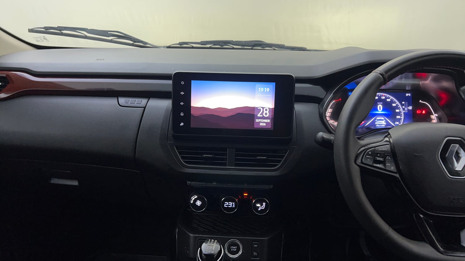 Used 2022 Renault Kiger RXZ Turbo MT Dual Tone Petrol Manual interior MUSIC SYSTEM & AC CONTROL VIEW
