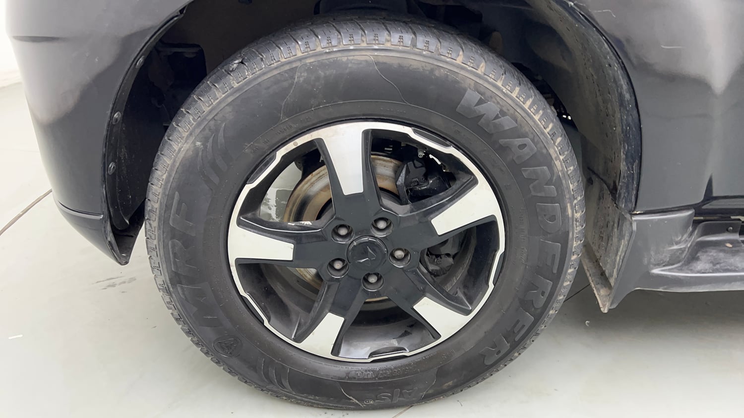 Used 2022 Mahindra Scorpio S9 Diesel Manual tyres LEFT FRONT TYRE RIM VIEW