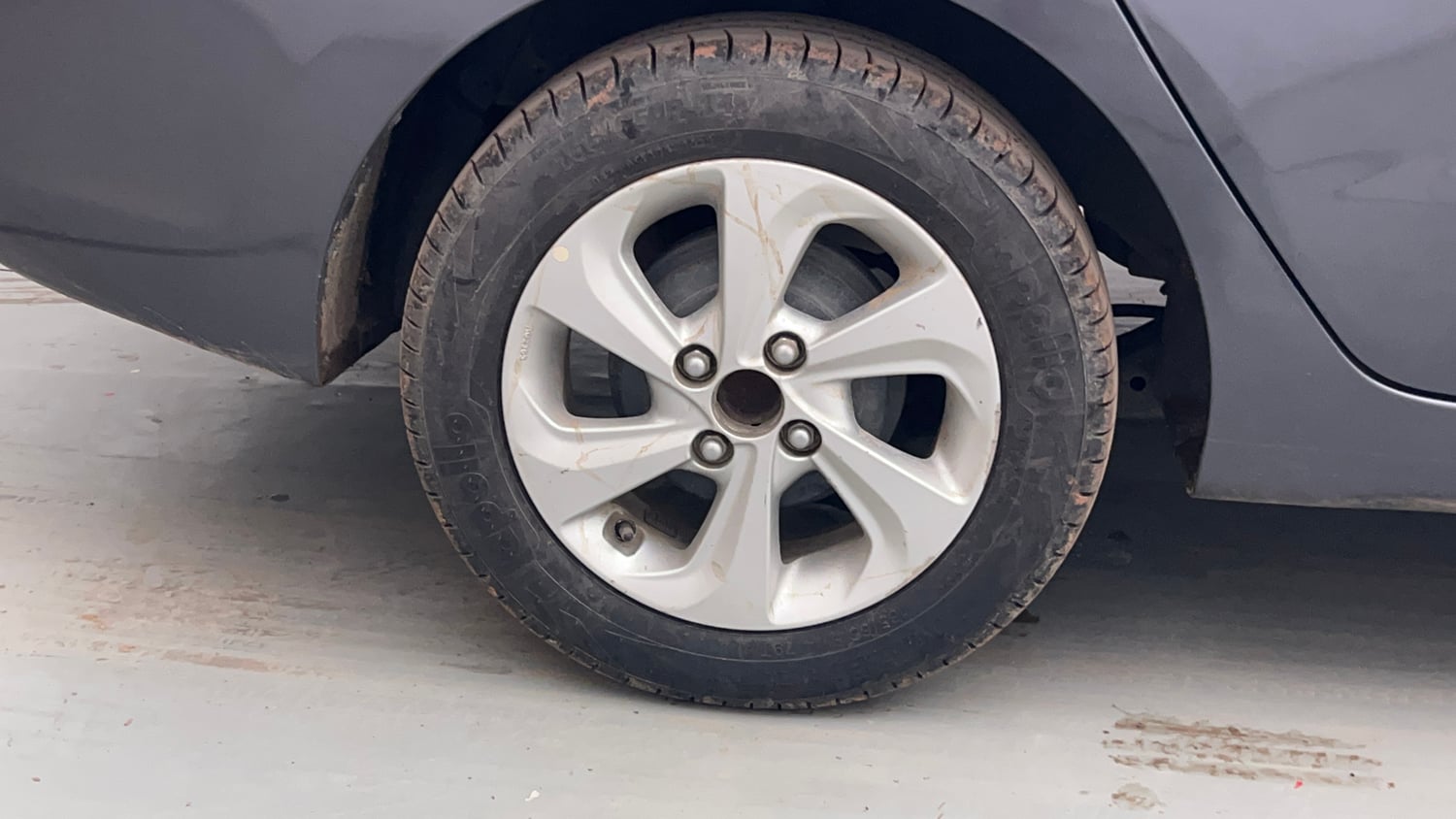 Used 2019 Hyundai Xcent SX Petrol Manual tyres RIGHT REAR TYRE RIM VIEW