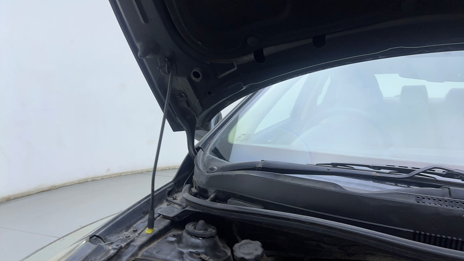 Used 2013 Hyundai Verna Fluidic 1.6 VTVT SX Petrol Manual engine ENGINE RIGHT SIDE HINGE & APRON VIEW